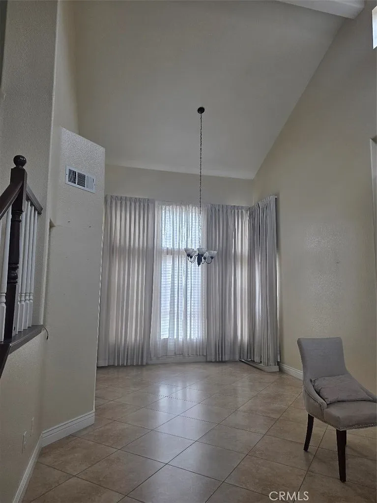 5 bed, 2650 sqft, $3,950 — Photo 4