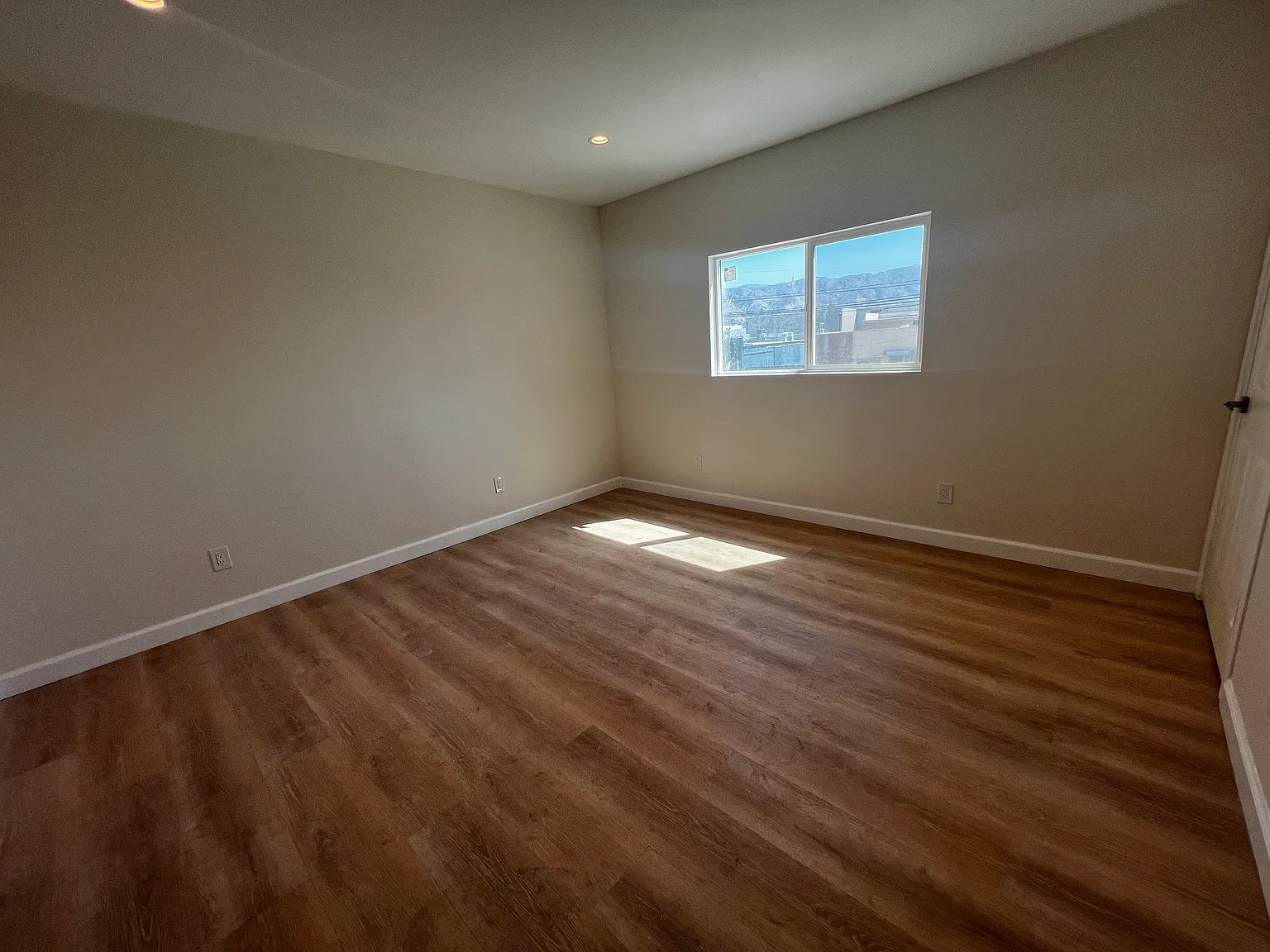 3 bed, 1100 sqft, $3,200 — Photo 4