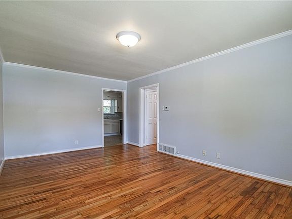 4th image of 301 S 3rd St