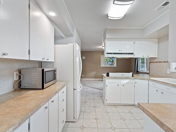 3rd image of 3011 NE 132nd Ave