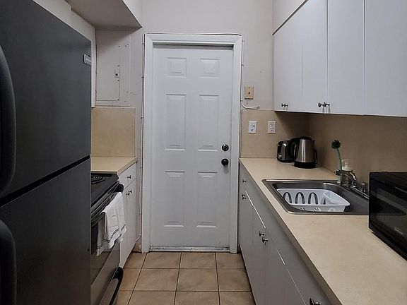 3rd image of 3430 Percival Ave #3430