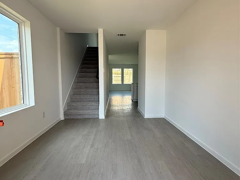 3061 Fantasy Terrace Dr — Photo 2