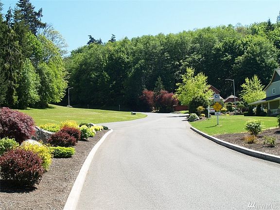 3rd image of 1090 Stratford Ln
