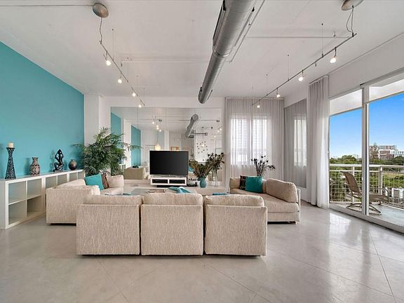 3rd image of 2100 Biscayne Blvd #2520