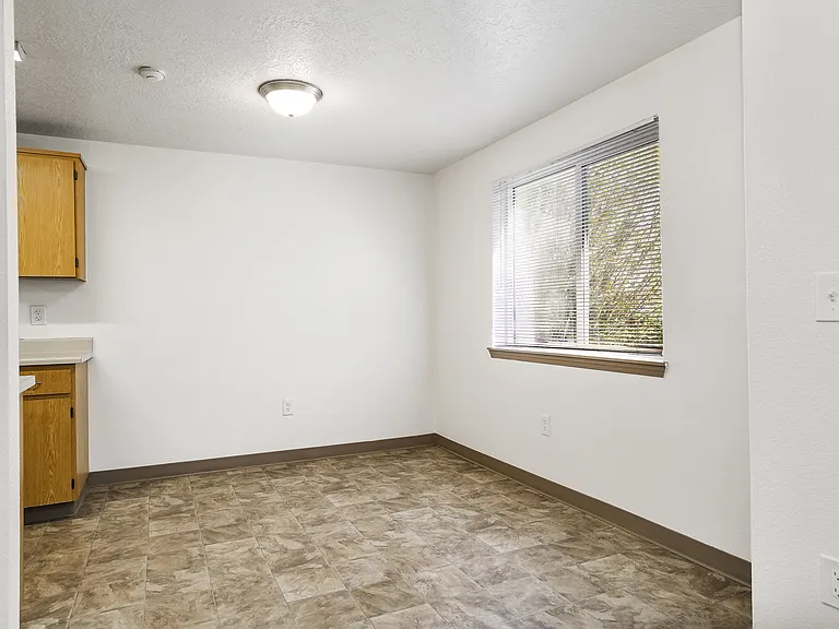 Redwood Square Apartments — Photo 24
