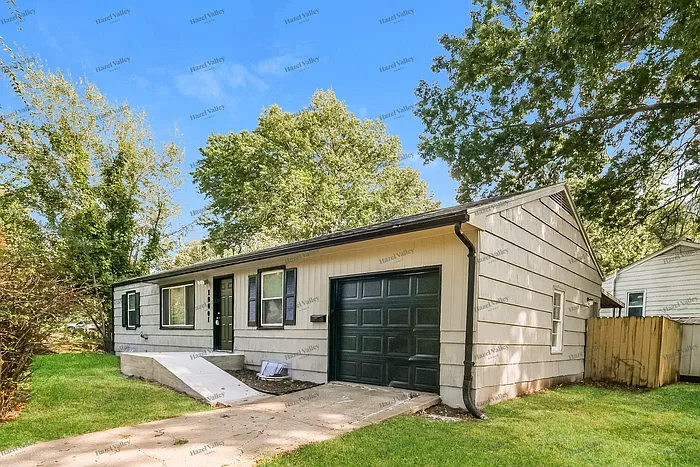 3 bed, 1.5 bath, 1512 sqft, $1,345 — Photo 4