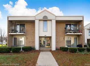 1671 Cass Lake Rd, Keego Harbor, MI