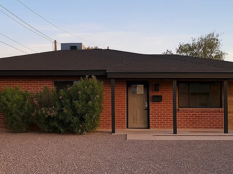2043 E Oak St — Photo 1
