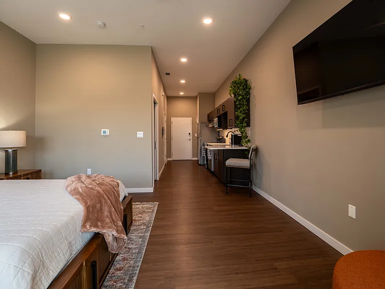 1364 E Battlefield Rd — Photo 59
