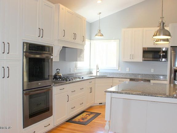 4th image of 416 Drake St