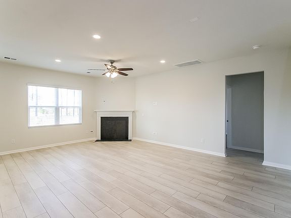 3rd image of 402 Silent Bluff Dr