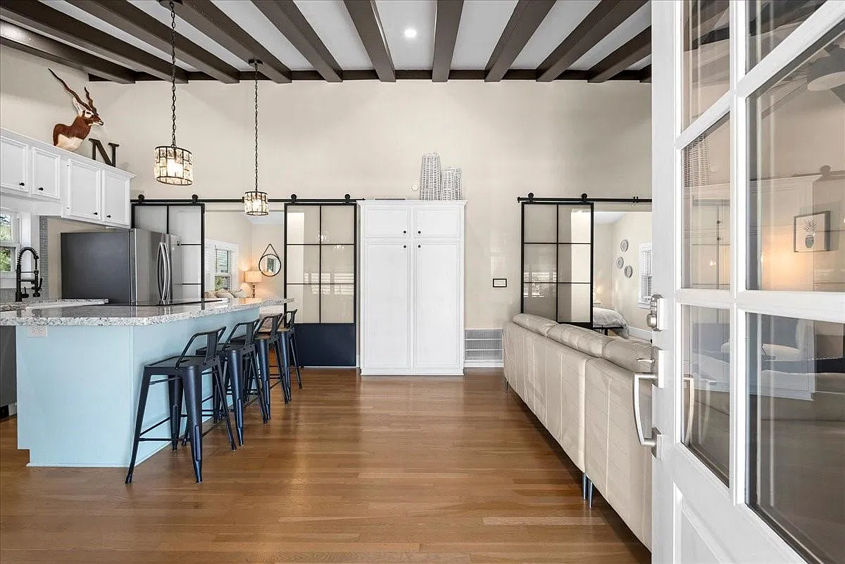 2 bed, 2.0 bath, 912 sqft, $2,650 — Photo 3