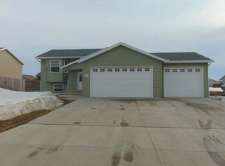 6235 Edgerly Ln, Lincoln, ND 58504