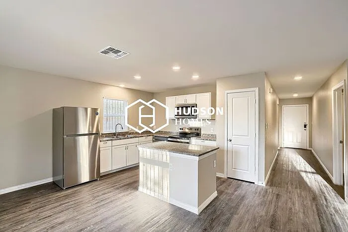 3 bed, 2.0 bath, 1298 sqft, $1,449 — Photo 4