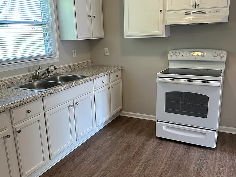 1806 Alpine Dr — Photo 3