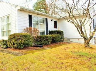 17 Deepwood Dr, Waterbury, CT 06708
