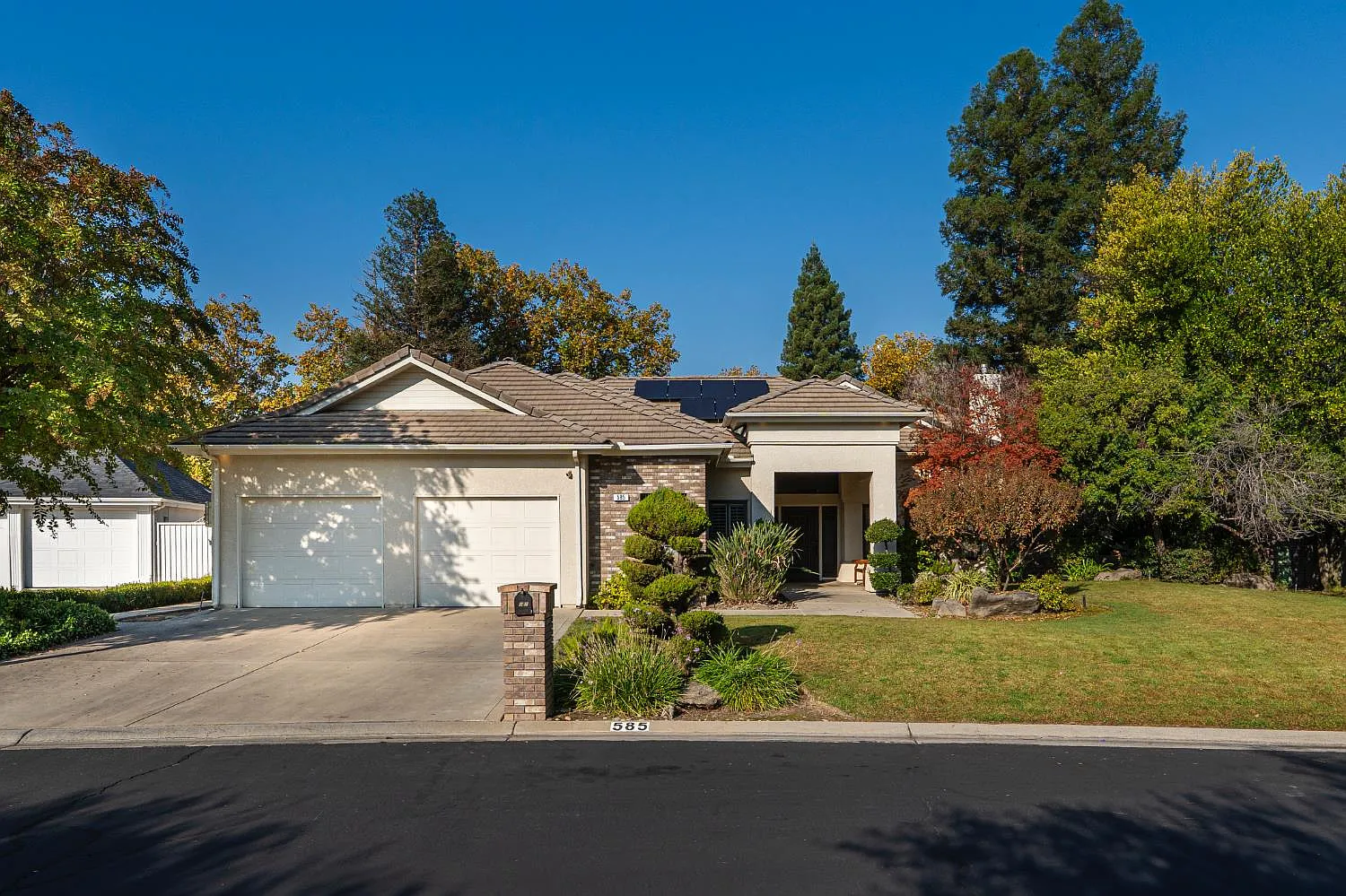 585 E Chesapeake Cir photo 1