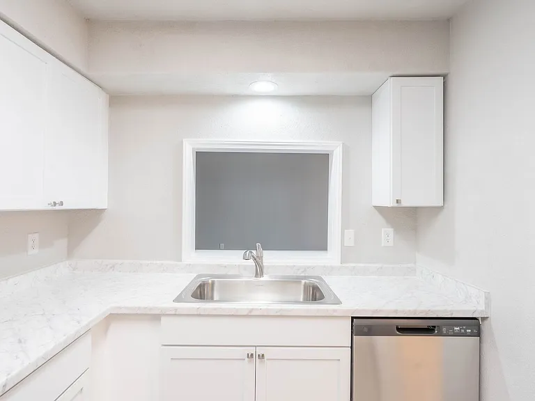 1355 E 60th St Duplex — Photo 8