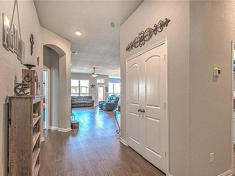 802 Fallbrook Dr — Photo 3