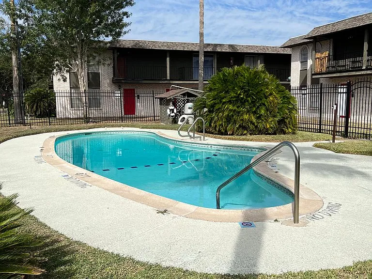 206 N Montevideo Ave — Photo 2