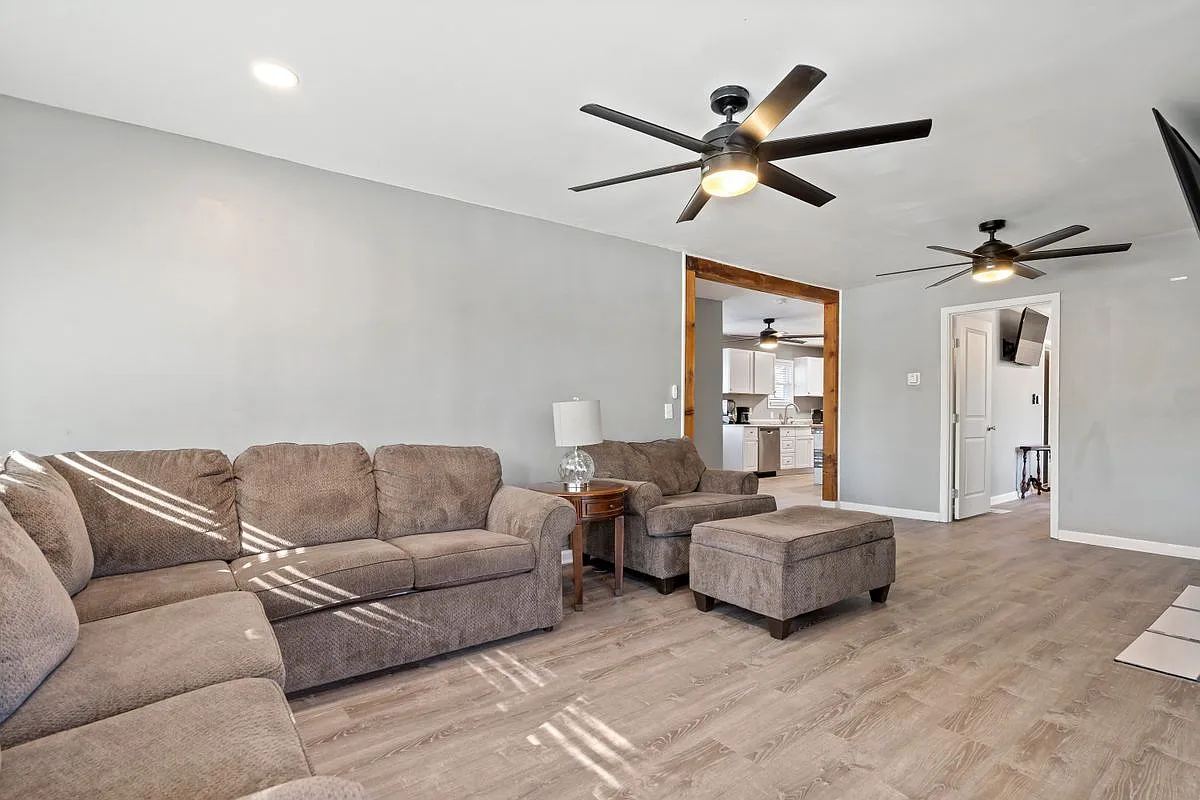 2 bed, 1.0 bath, 979 sqft, $1,400 — Photo 2