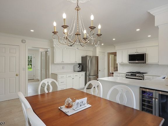 5th image of 12 Buttonwood Ct