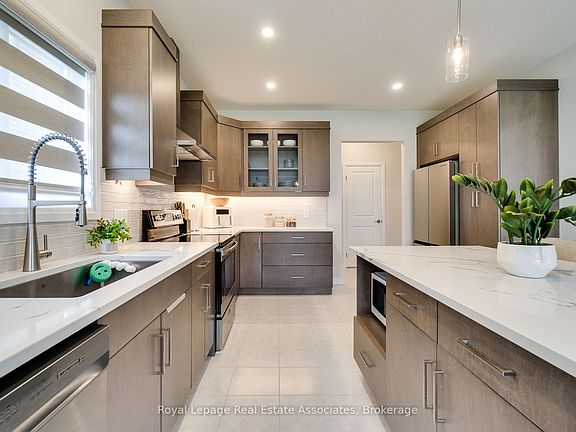 3rd image of 87 Acacia Rd