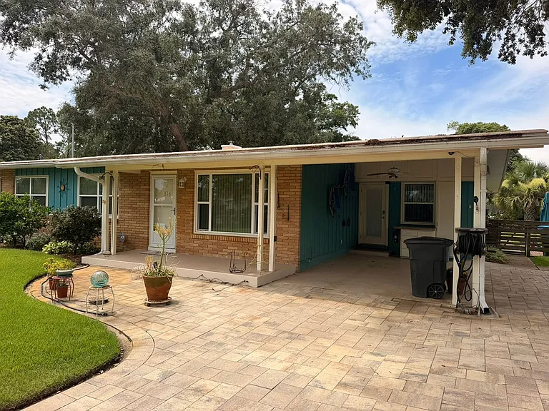 215 Woodlawn Dr — Photo 3