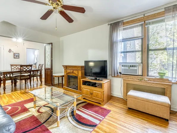 2209 Knapp Street image 1 of 10