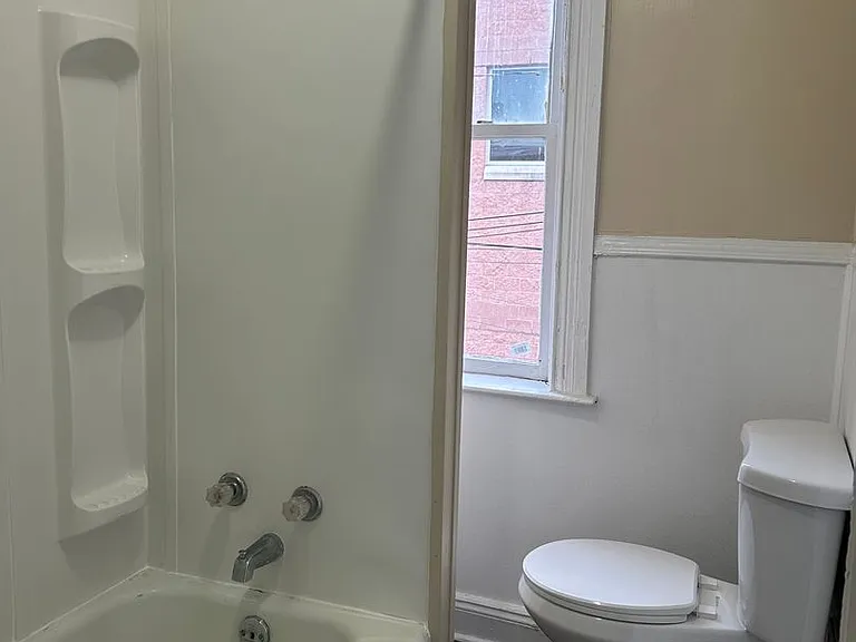 121 N State St — Photo 20
