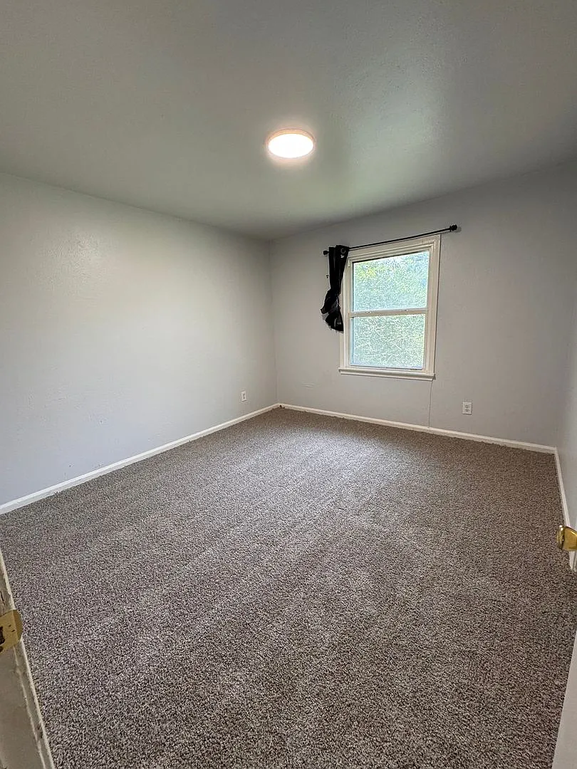 3 Bedroom Home Large Yard — Photo 3