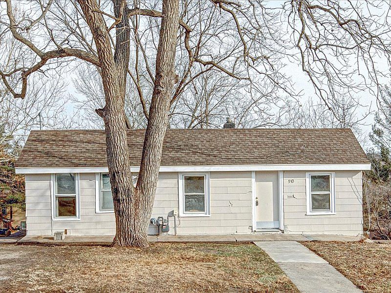 1st image of 910 4th St
