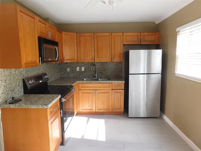 1511 SW 63rd Ave — Photo 5