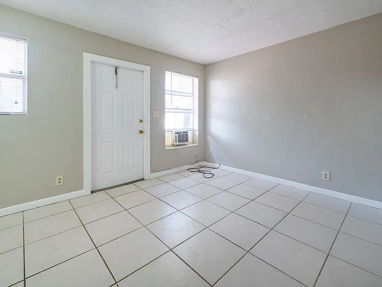 1146 NE 3rd Ave — Photo 6