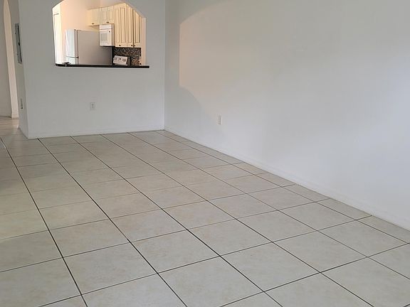 2nd image of 1260 SE 27th St Unit 105