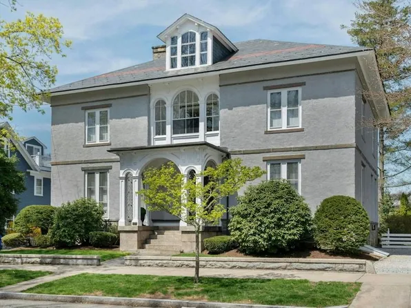 89 State St, Bristol, RI 02809