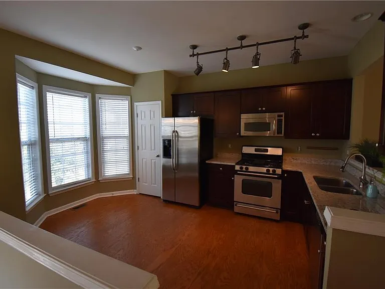 1002 Thornborough Dr — Photo 7