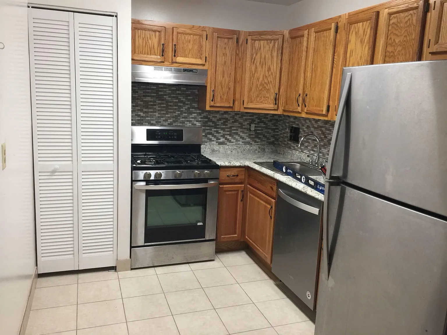 2 bed, 873 sqft, $1,925 — Photo 1