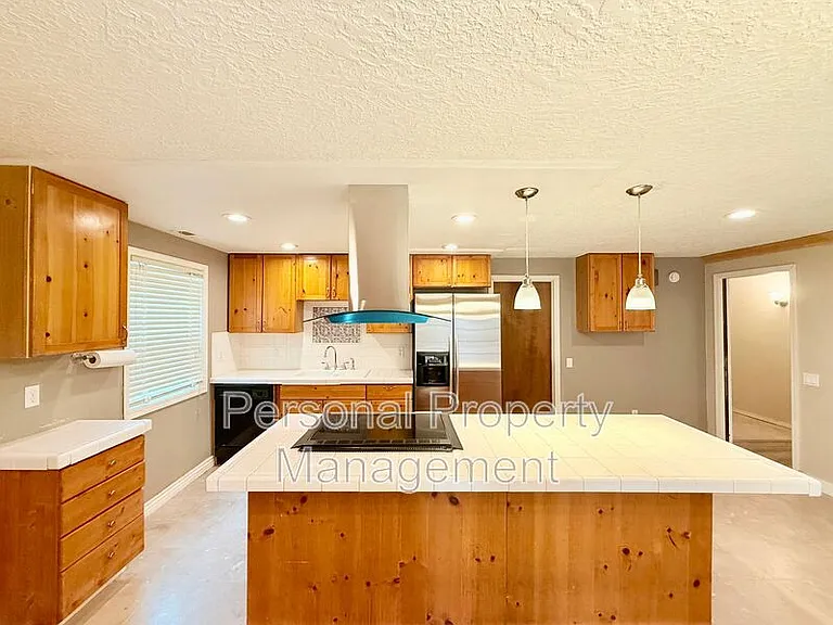 9411 NE Pinecreek St — Photo 7