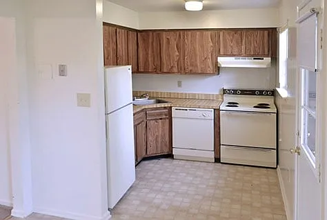 Kitchen: Original cabinets, countertops and vinyl flooring. Vinyl flooring may vary.