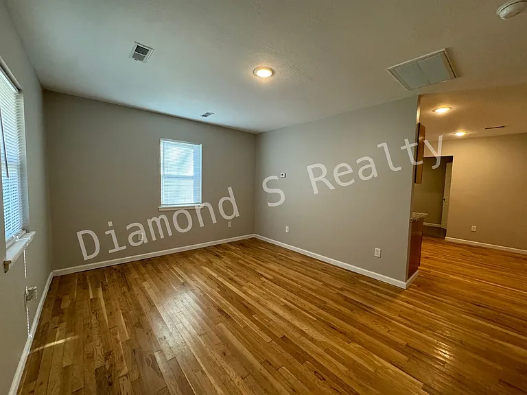 1618 E Farm Road 92 — Photo 3