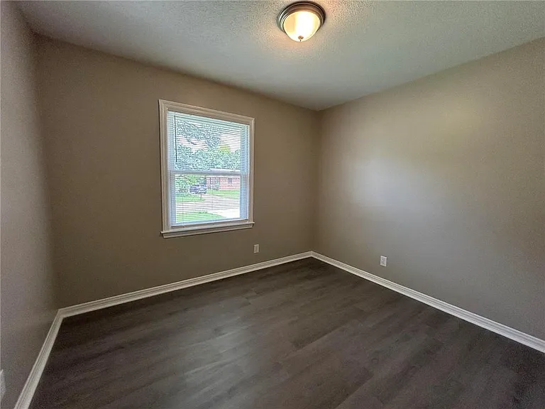 506 Seville Dr — Photo 15