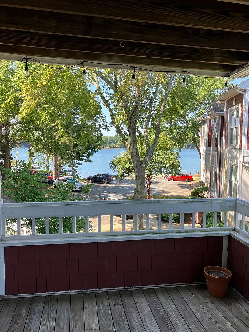 Lovely Waterfront Condo Davidson — Photo 1