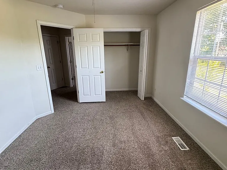 2681-2683 E Oakbrook Dr — Photo 15