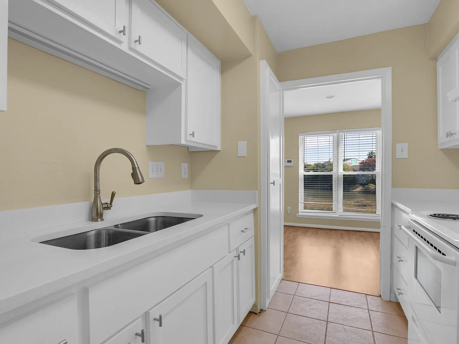 2 bed, 1.0 bath, 932 sqft, $1,475 — Photo 2