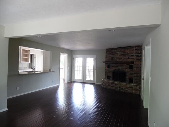 Livingroom with Fireplace