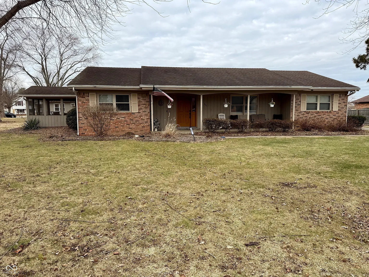 405 Greenacres Dr photo 1