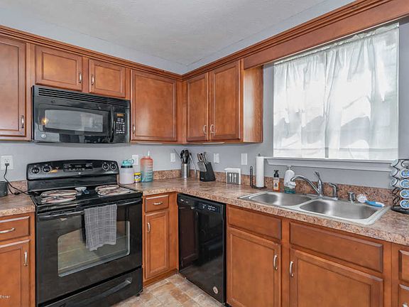 5th image of 572 Birchwood Cir