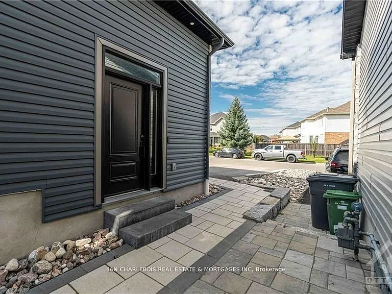 846 Rockson Cres #C — Photo 3