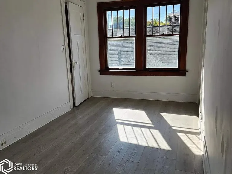 146 S Central Ave — Photo 3
